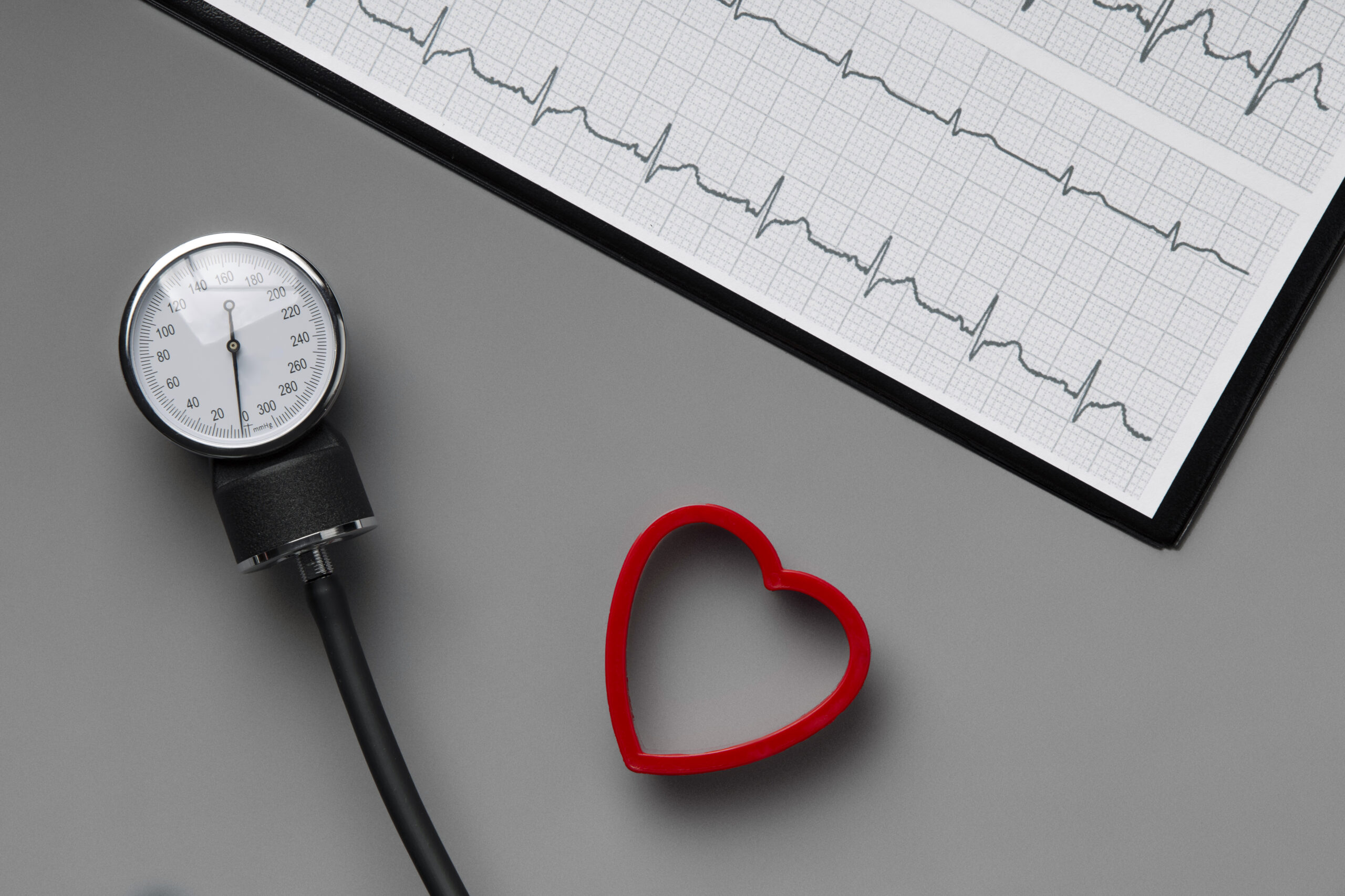 top-view-tensiometer-checking-blood-pressure top-view-tensiometer-checking-blood-pressure